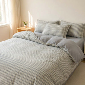 Parure de lit à carreaux vichy gris sur un lit dans une chambre claire