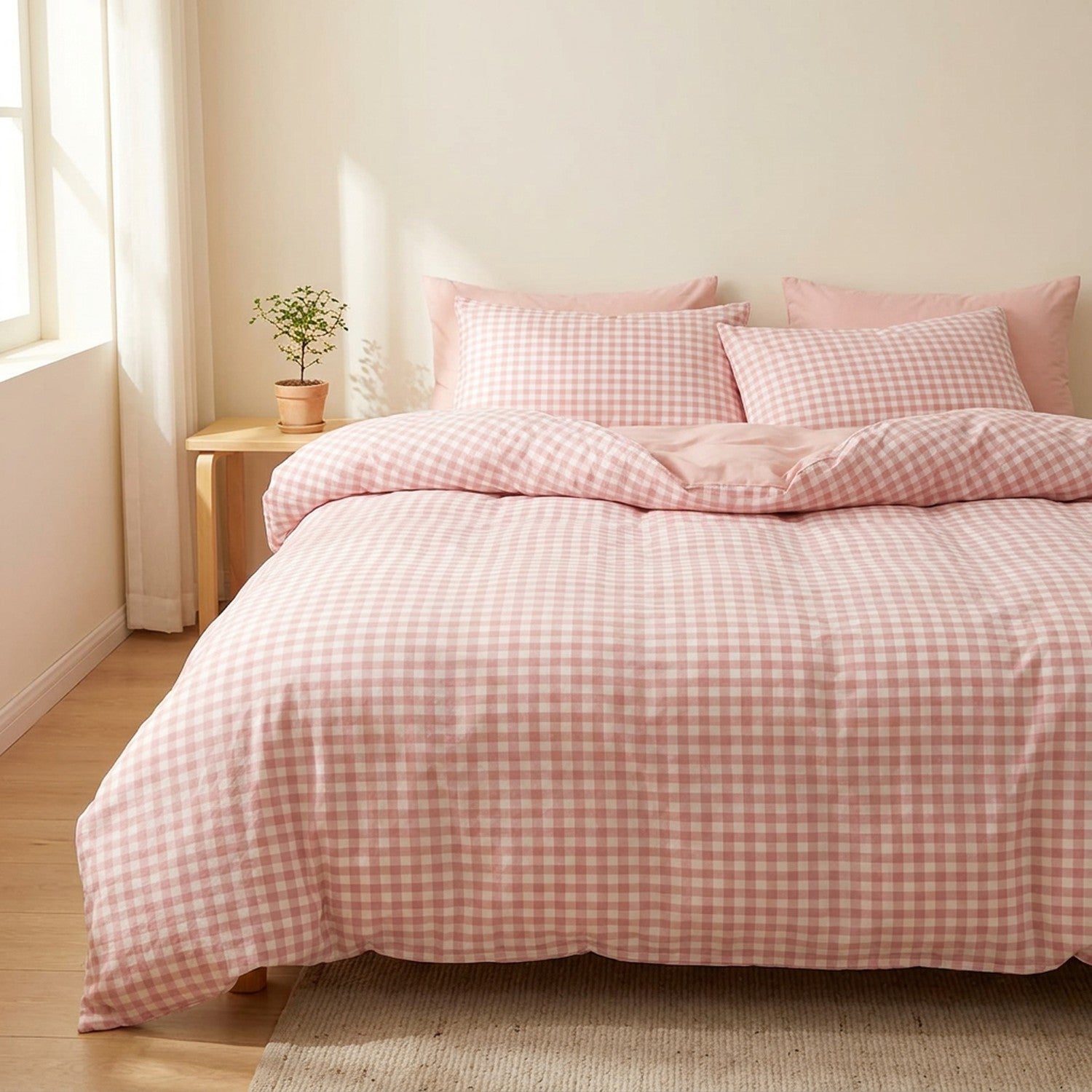Parure de lit à carreaux vichy roses sur un lit doux et cosy