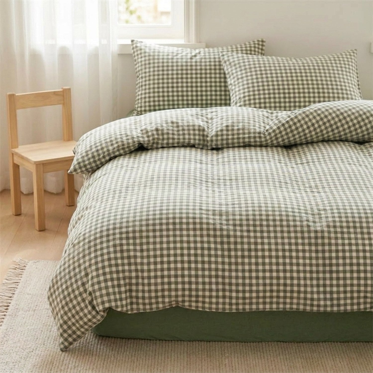 Parure de lit à carreaux vichy vert dans une chambre d'enfant avec petite chaise en bois