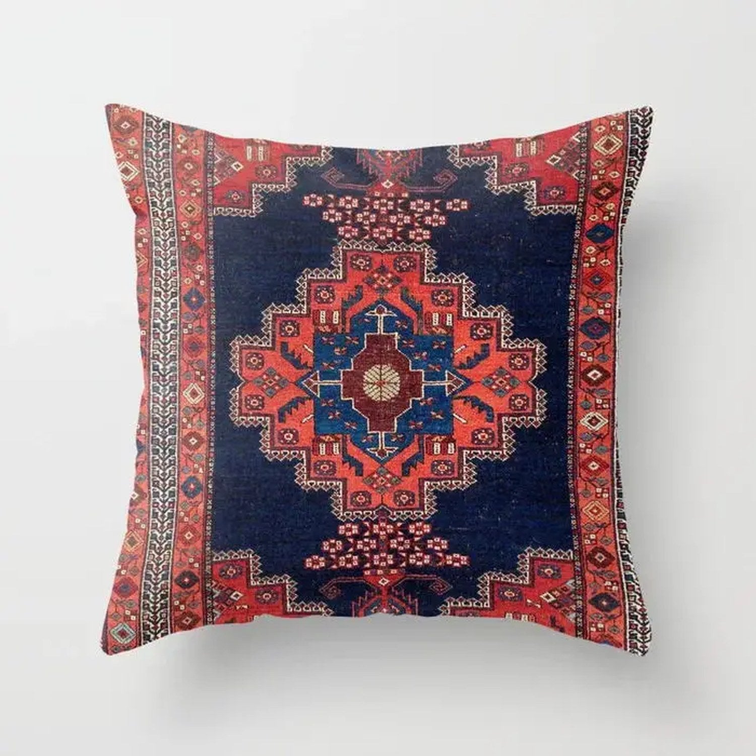 Détail du motif tapis berbère bleu marine de la housse de coussin