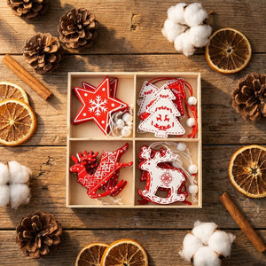 Coffret bois ouvert avec 12 pendentifs de noël scandinaves entouré de pommes de pin et oranges séchées