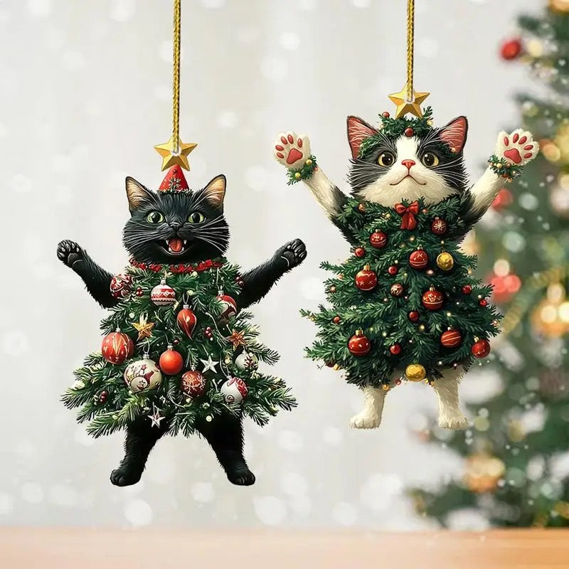 Pendentifs chat de Noël suspendus devant un sapin avec lumières en bokeh