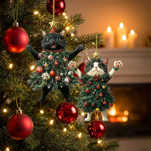 Deux pendentifs chats de Noël suspendus sur un sapin avec guirlandes lumineuses