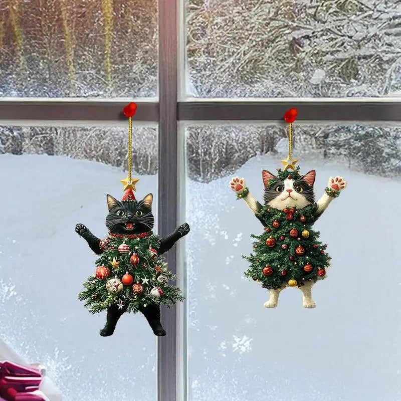 Pendentifs chat de Noël suspendus devant une fenêtre enneigée