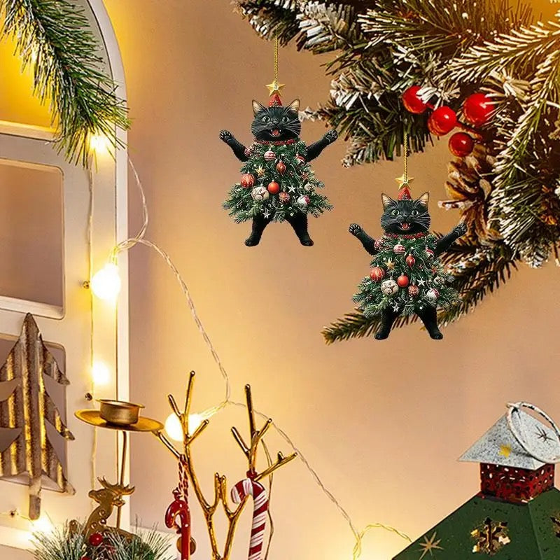 Pendentif chat noir sur un sapin de Noël décoré dans un salon doré