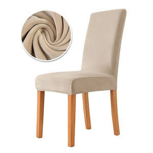 Housse de chaise beige crème en velours moelleux sur une chaise