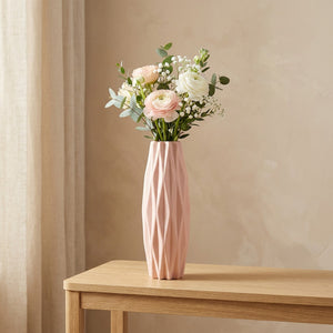 Vase à fleurs origami rose poudré au style scandinave avec des fleurs et de l'eucalyptus