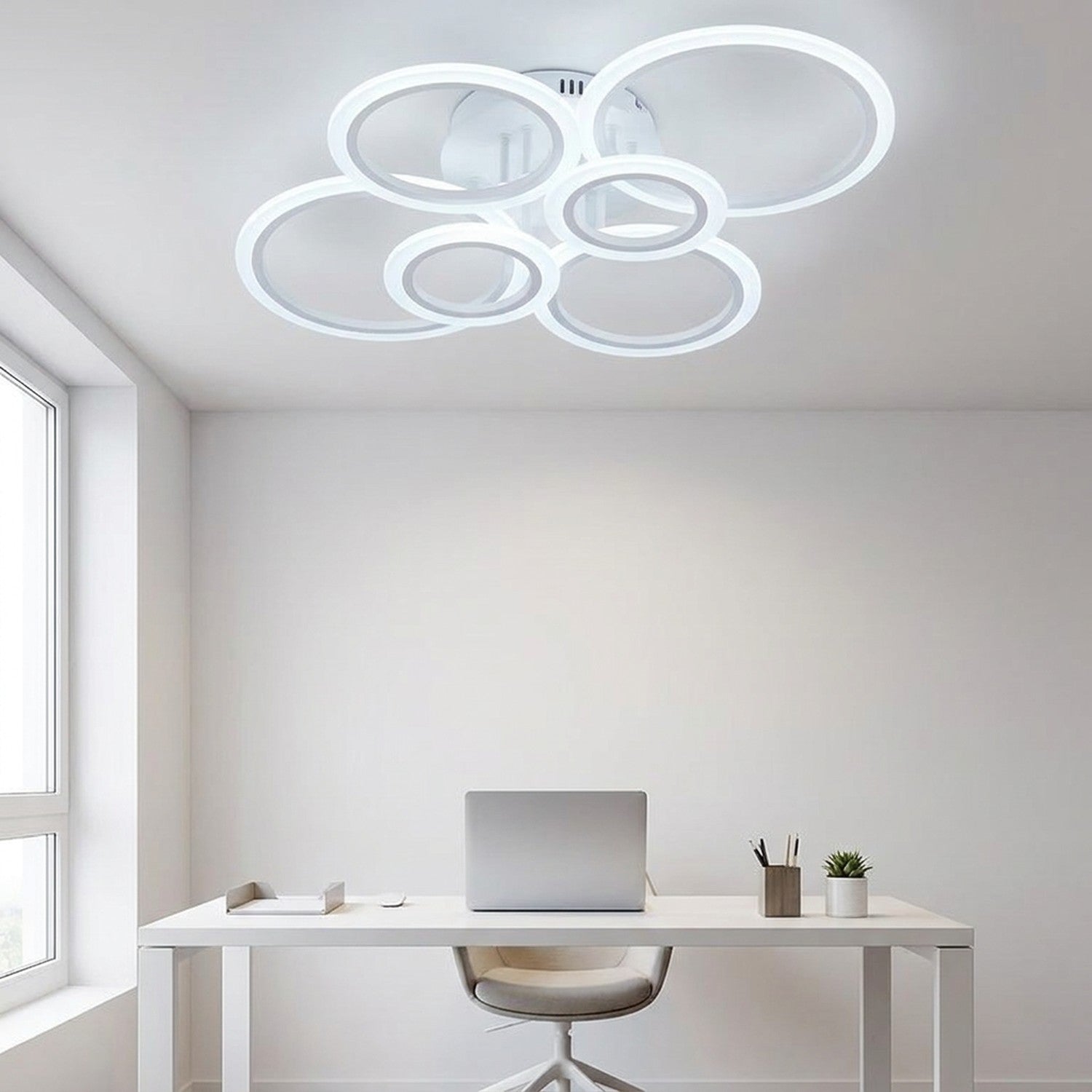 Plafonnier LED anneaux dans un bureau contemporain lumineux