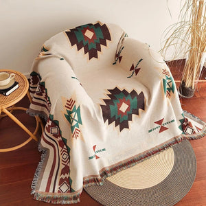 Détail du tissage aztèque et des franges tressées du plaid bohème