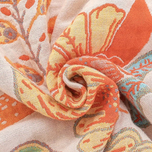 Gros plan sur le tissage en coton et les motifs floraux colorés du plaid