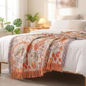 Plaid en coton drapé au pied d'un lit dans une chambre chaleureuse