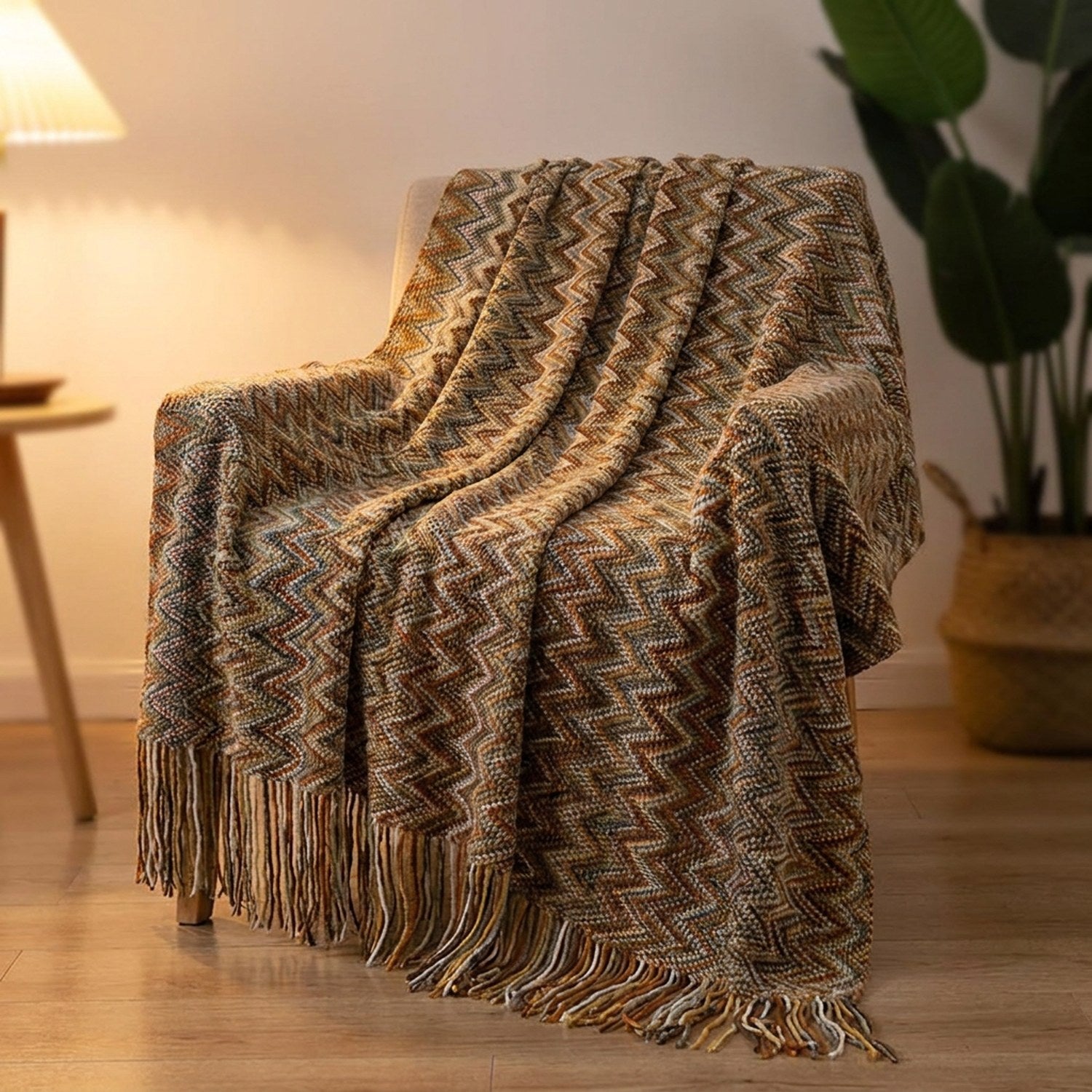 Plaid bohème à chevrons colorés marron et beige drapé sur un fauteuil