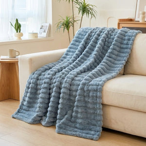 Plaid flanelle épaisse à larges rayures coloris bleu acier sur canapé scandinave