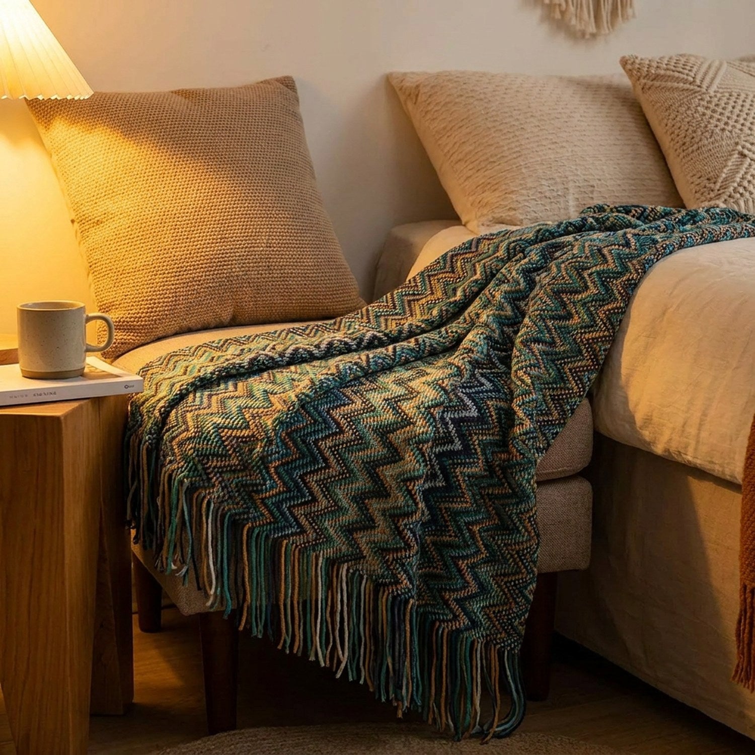 Plaid boho turquoise drapé près d'un lit avec lampe de chevet chaleureuse