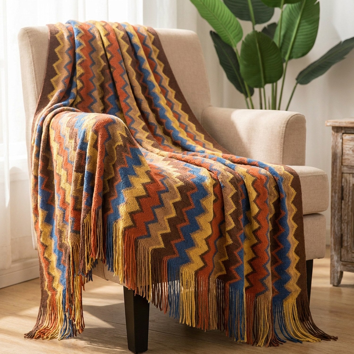 Plaid boho tricoté à chevrons terracotta et multicolores drapé sur un fauteuil