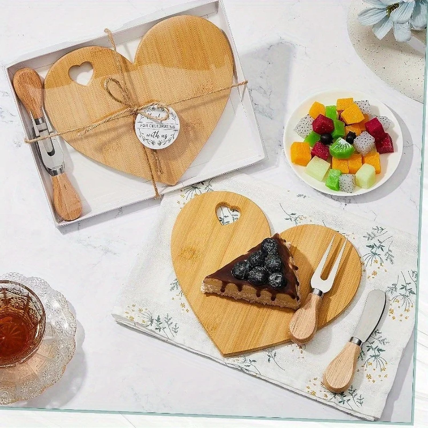 Mini planche cœur avec couteaux en situation d'usage apéritif