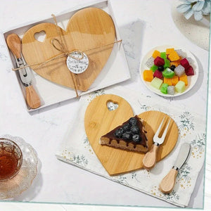 Mini planche cœur avec couteaux en situation d'usage apéritif