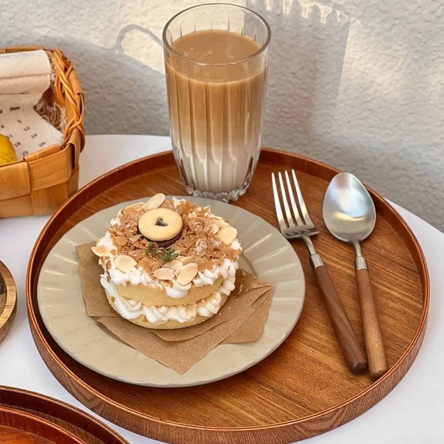 Plateau de service en bambou vintage avec gâteau et latte sur table