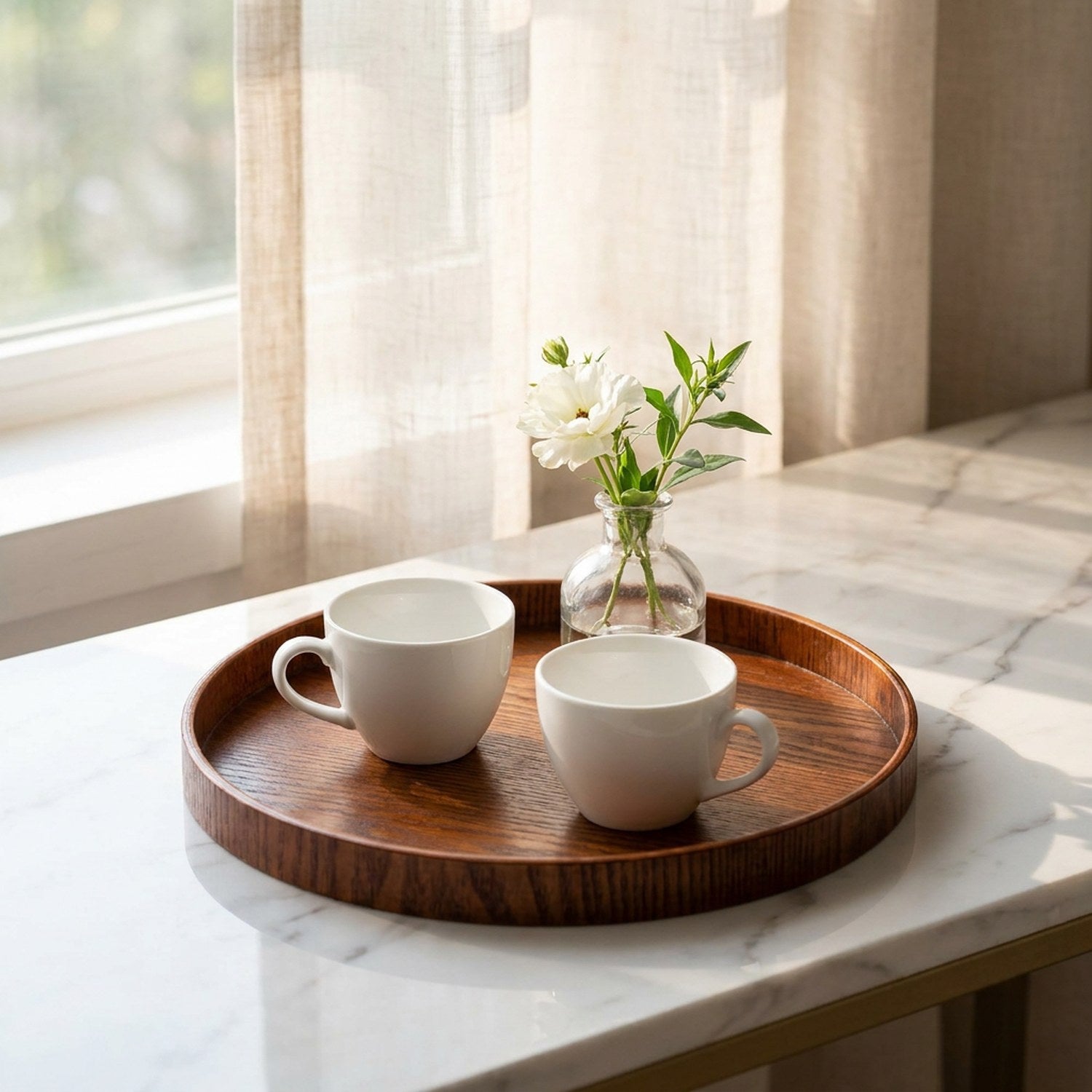 Plateau bambou vintage sur surface en marbre près d'une fenêtre avec tasses blanches