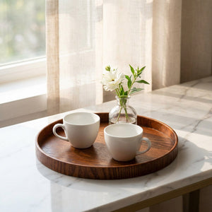 Plateau bambou vintage sur surface en marbre près d'une fenêtre avec tasses blanches