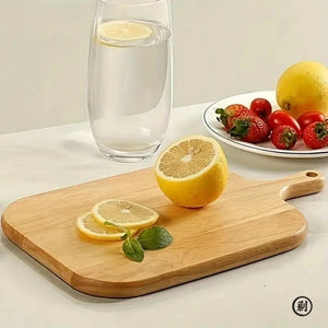 Plateau en bois naturel avec citrons et fruits frais