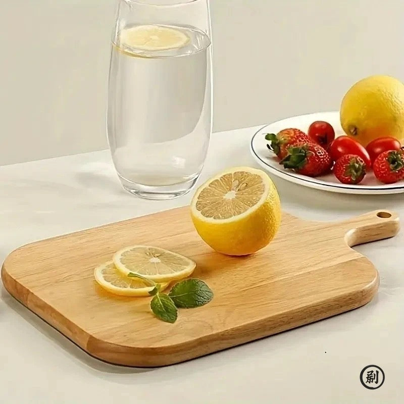 Plateau en bois naturel avec citrons et fruits frais