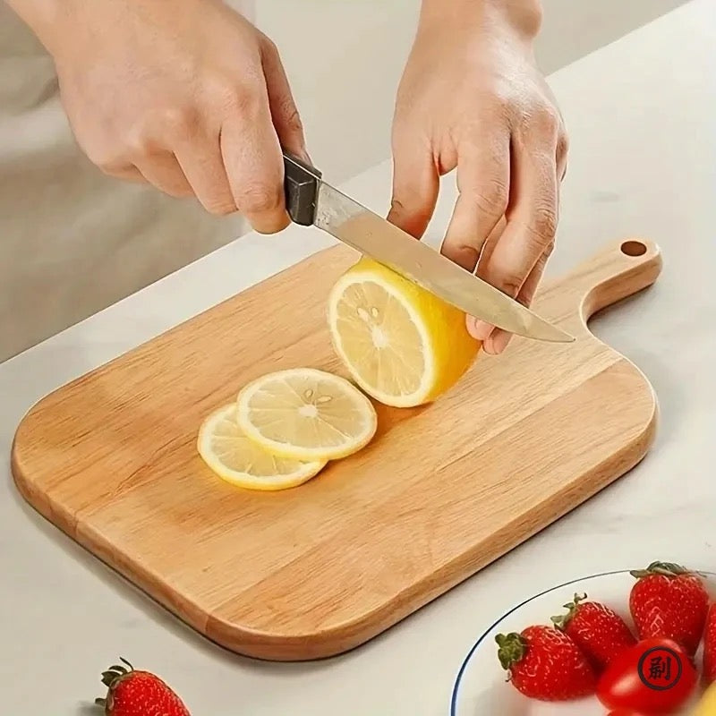Découpe de citron sur le plateau en bois montrant l'utilisation