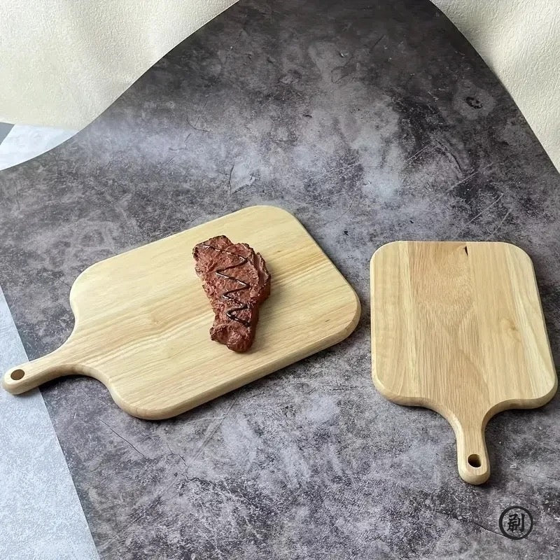 Deux plateaux en bois de tailles différentes avec pièce de viande