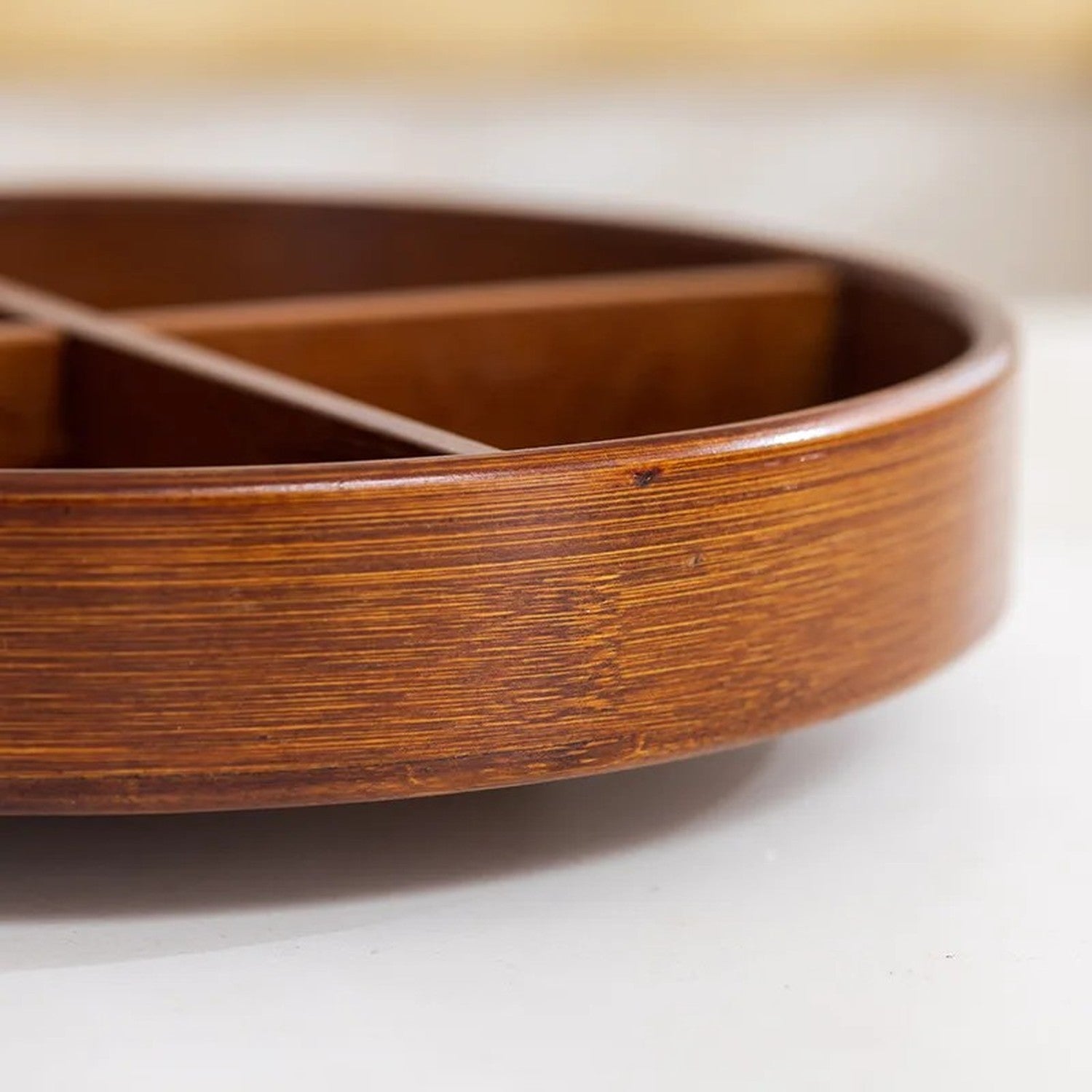 Détail grain de bois noyer du plateau tournant compartimenté