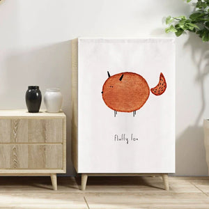 Rideau velcro à motif de renard aquarellé installé sur un meuble en bois clair