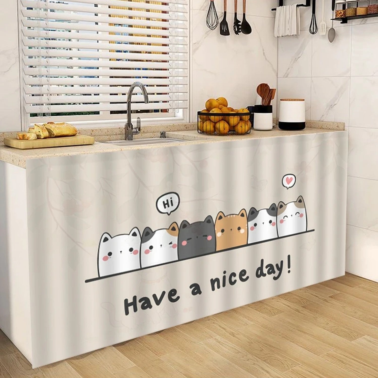 Demi-rideau à chats habillant le dessous d'un évier dans une cuisine lumineuse