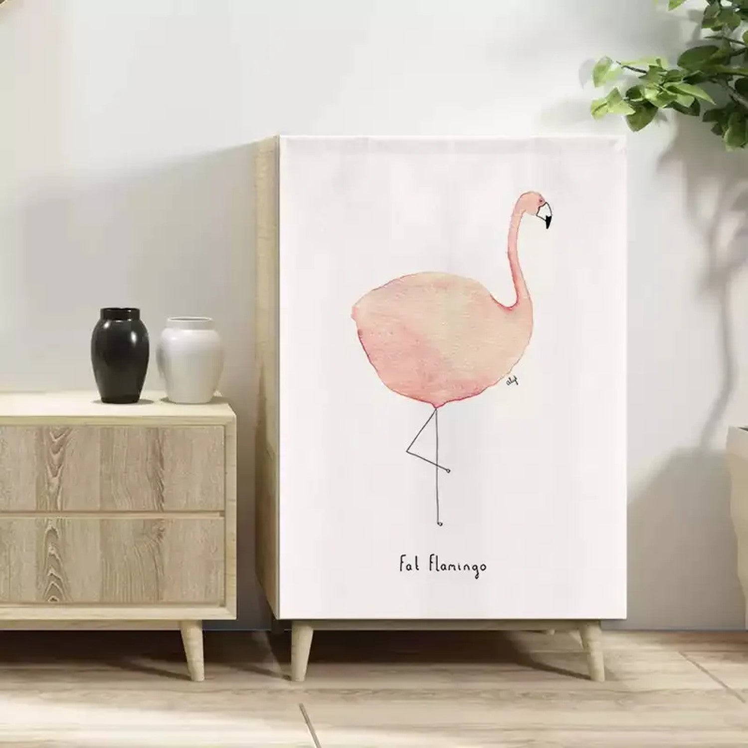 Rideau velcro à motif de flamant rose posé devant un meuble en bois clair