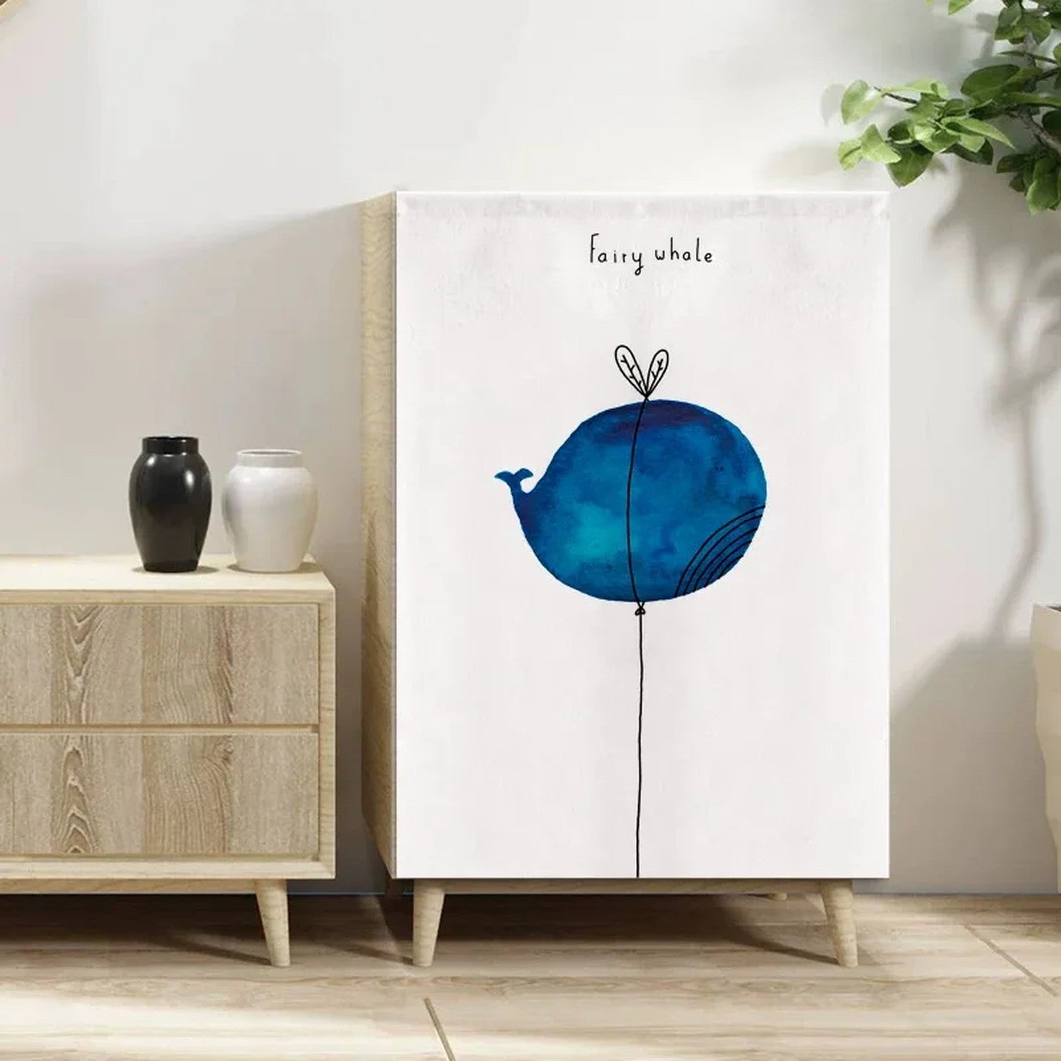 Rideau velcro à motif de baleine bleue habillant un petit meuble d'entrée