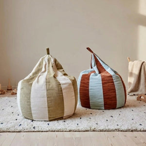 Deux poufs poire enfant beige et kaki et bleu et terracotta côte à côte sur un tapis