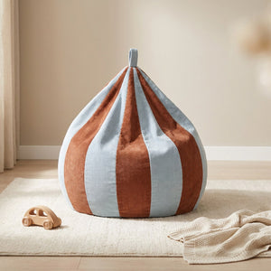 Housse de pouf poire enfant en velours côtelé bleu et terracotta à rayures dans une chambre