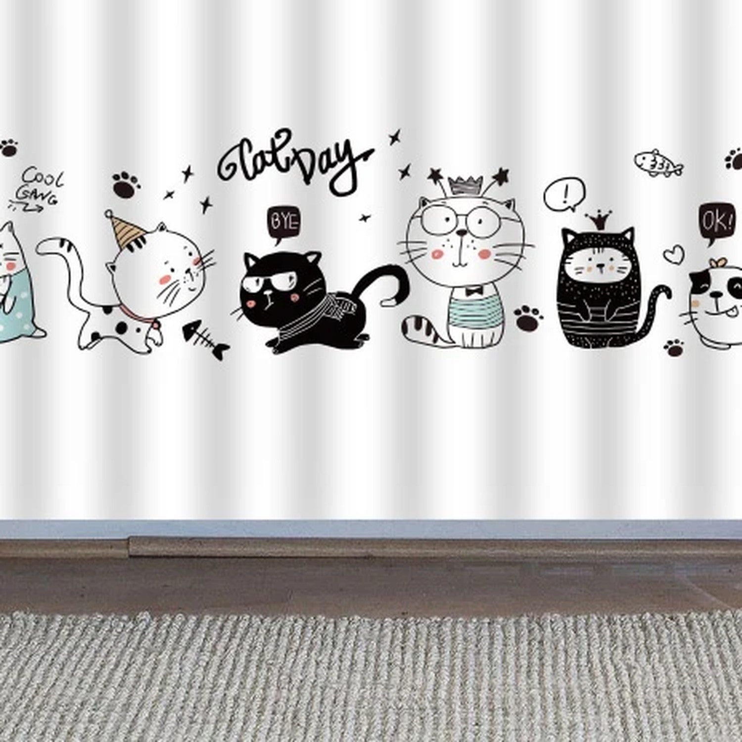 Rideau de placard à chats noir et blanc décorant un meuble en bois