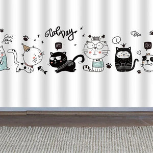 Rideau de placard à chats noir et blanc décorant un meuble en bois