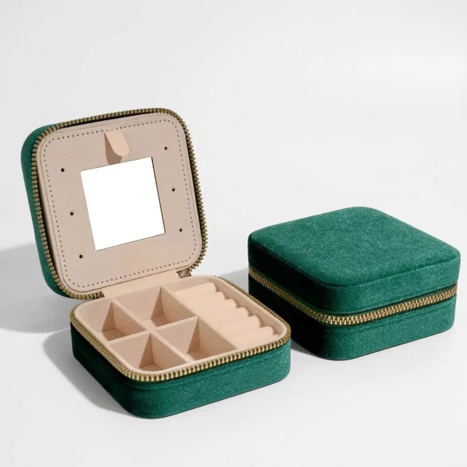 Boîte à bijoux velours vert ouverte et fermée montrant compartiments et miroir