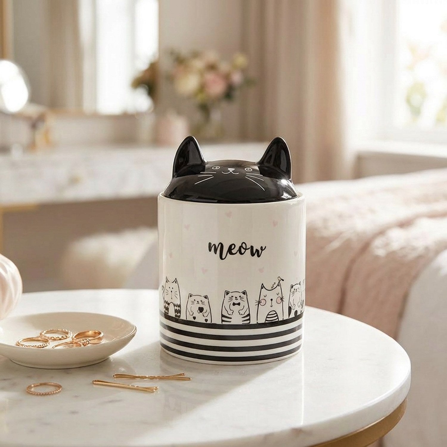 Pot céramique oreilles de chat sur table en marbre avec bijoux et accessoires