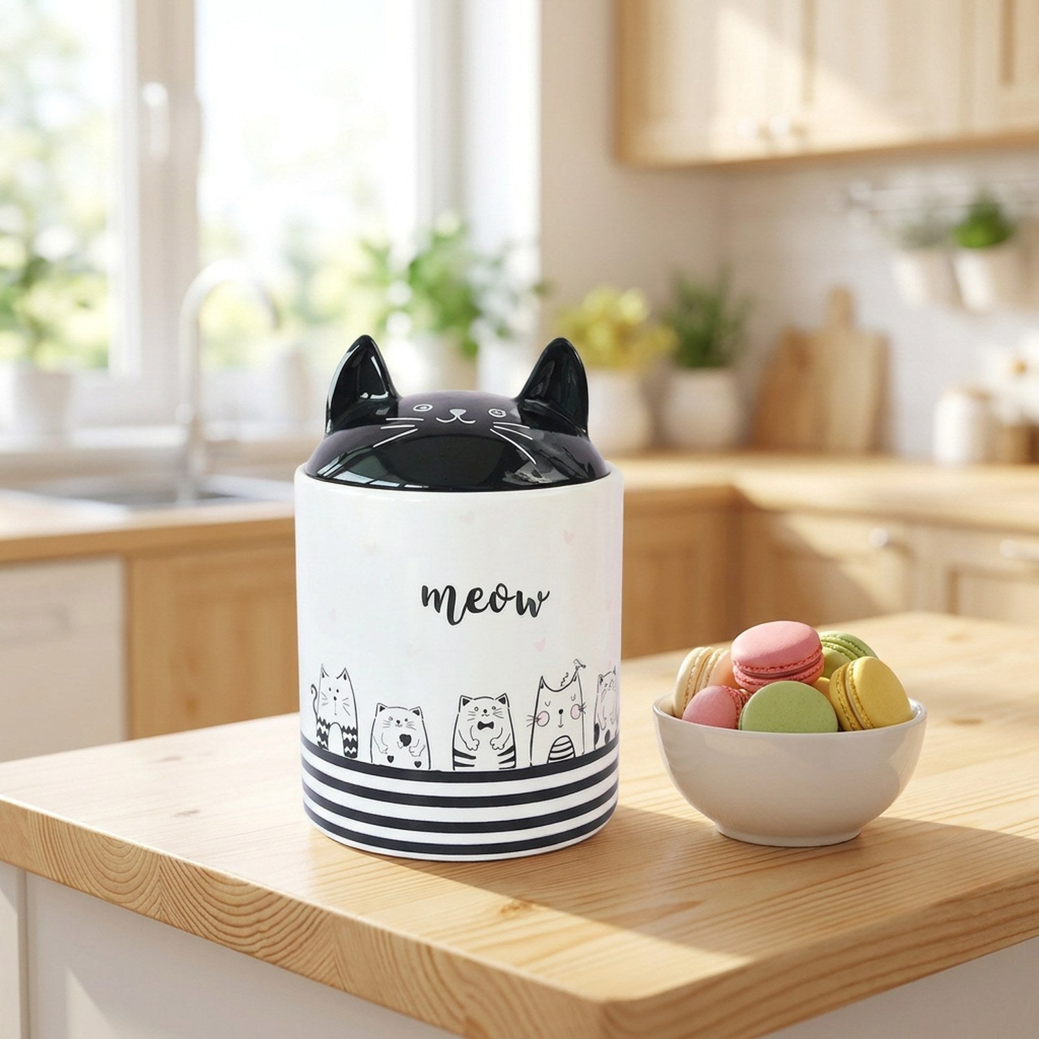 Pot céramique oreilles de chat en cuisine avec macarons et décoration douce
