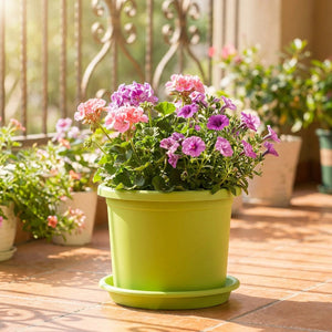Pot de fleurs résine vert citron sur balcon ensoleillé avec fleurs colorées