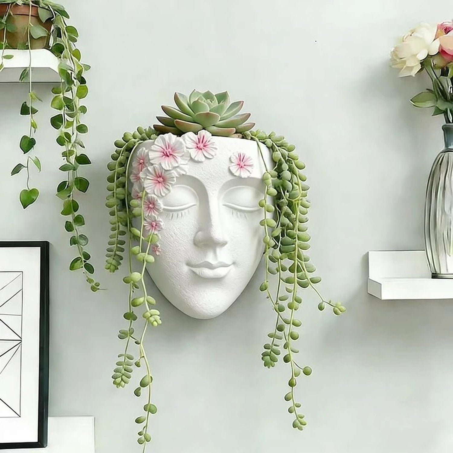Pot de fleurs mural visage en résine - vue d'ensemble décoration murale