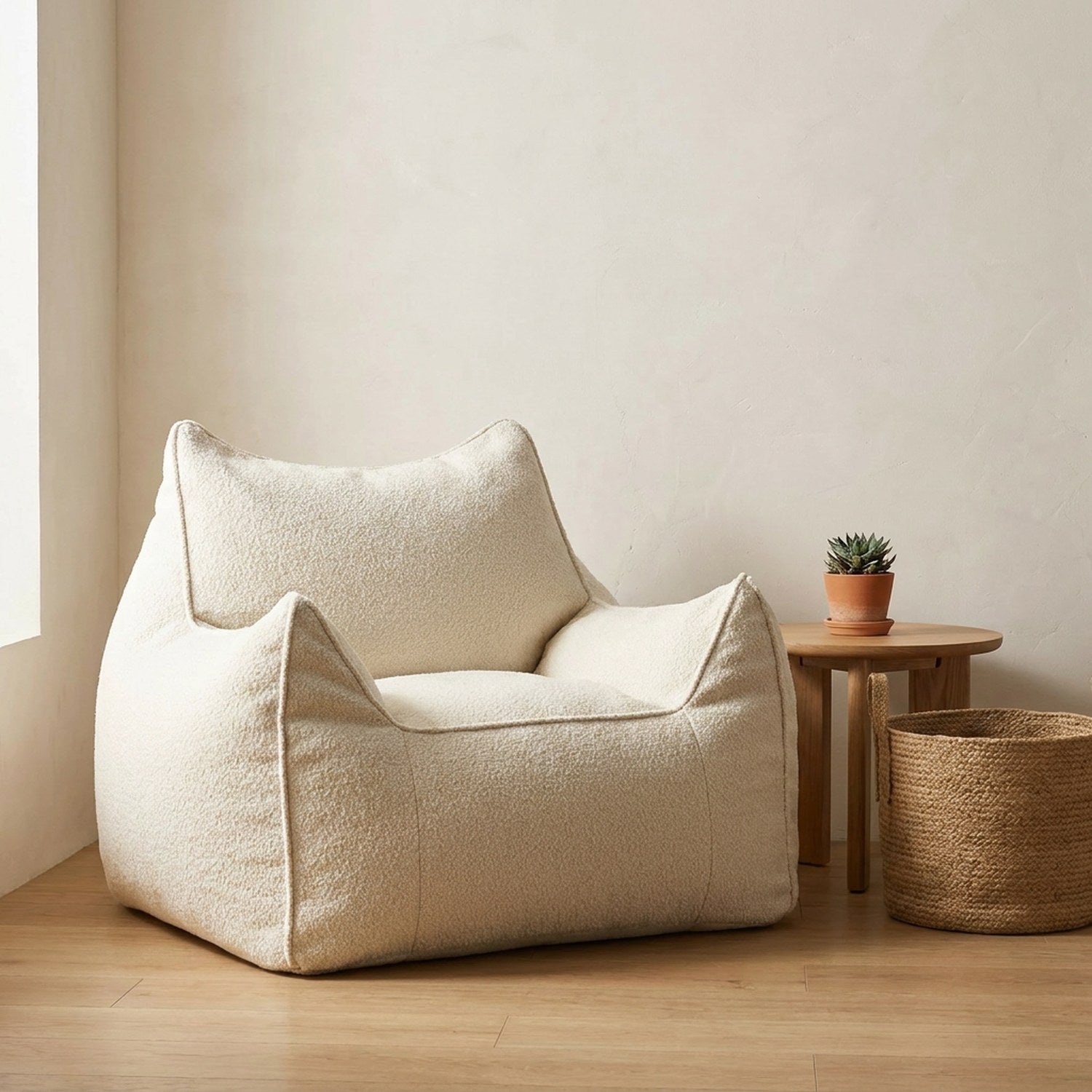 Housse de pouf bouclé beige forme fauteuil dans un coin bureau lumineux avec plante