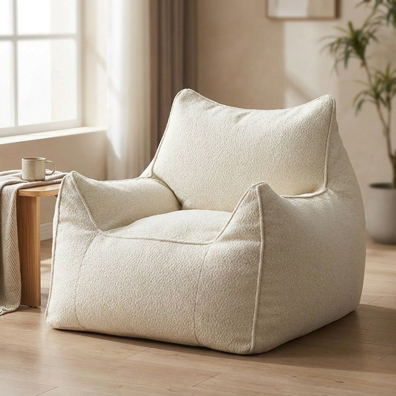 Housse de pouf en tissu bouclé beige de forme fauteuil avec accoudoirs dans un salon lumineux
