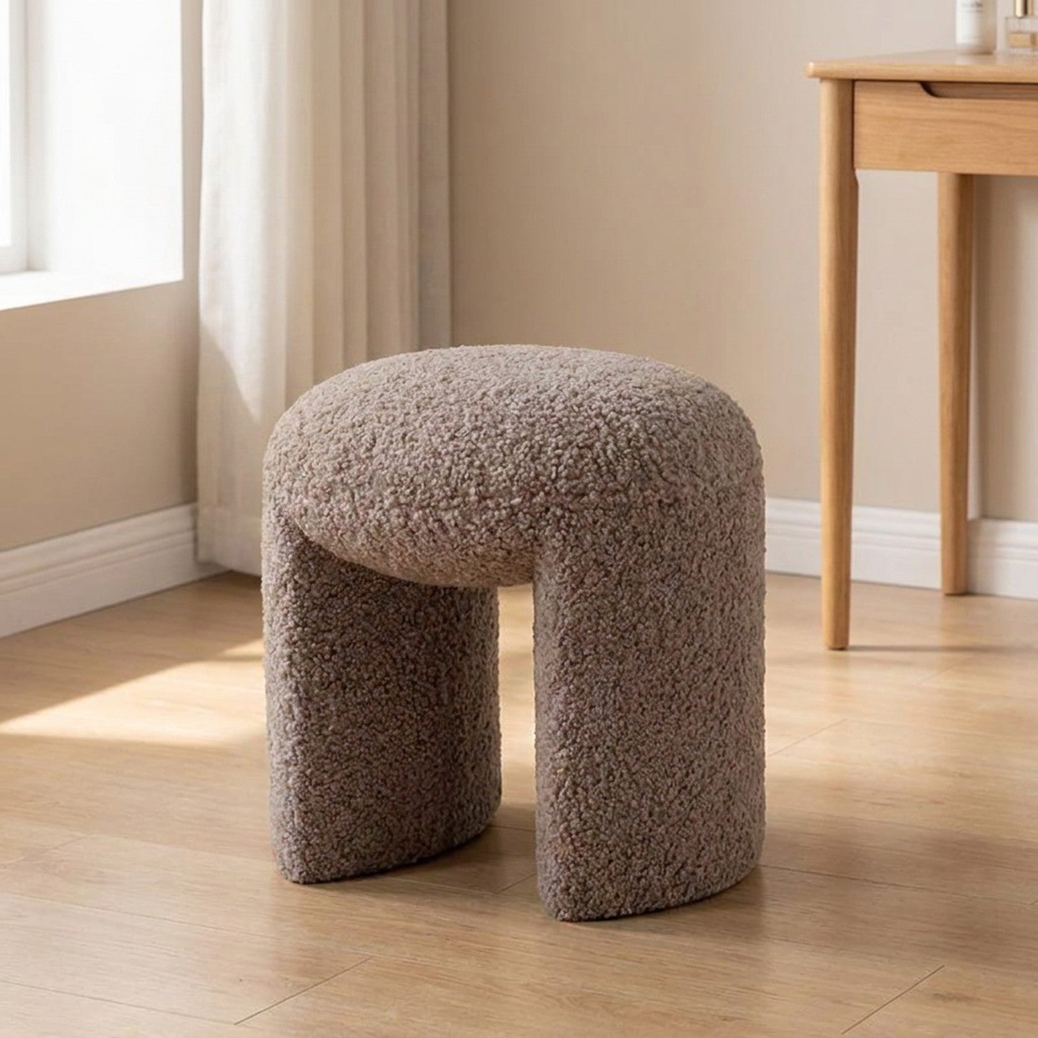 Pouf tabouret rond en tissu bouclé taupe