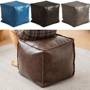 Pouf cube en cuir disponible en bleu noir gris et marron utilisé comme repose-pieds