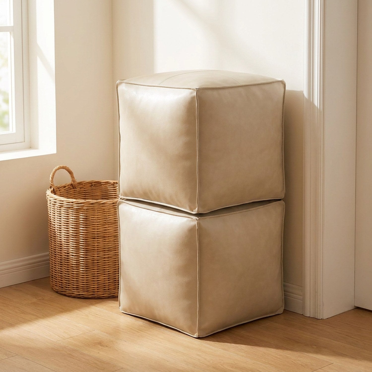 Deux poufs cubes en cuir beige empilés dans une entrée lumineuse