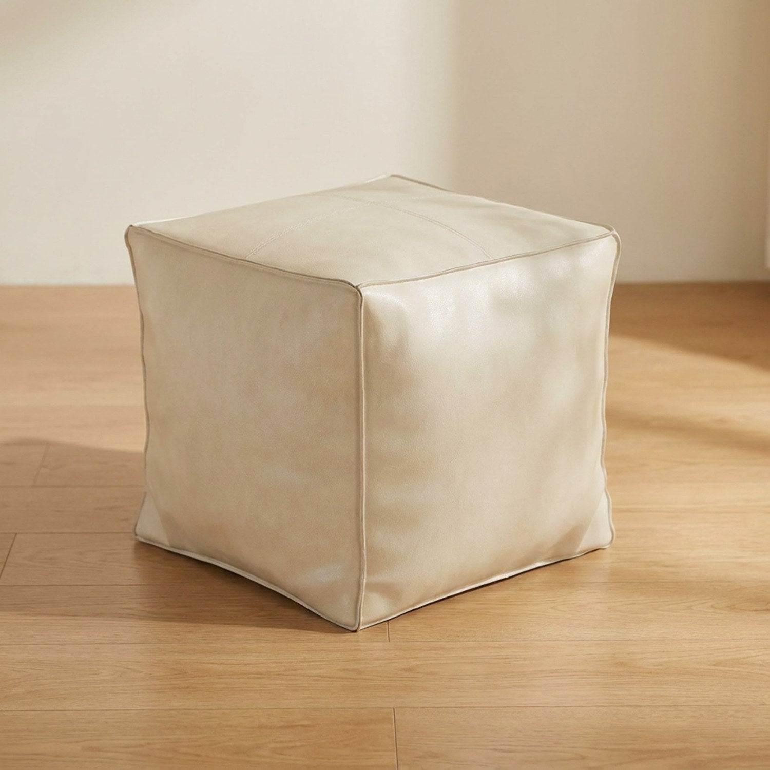 Pouf cube en cuir beige vue de trois quarts