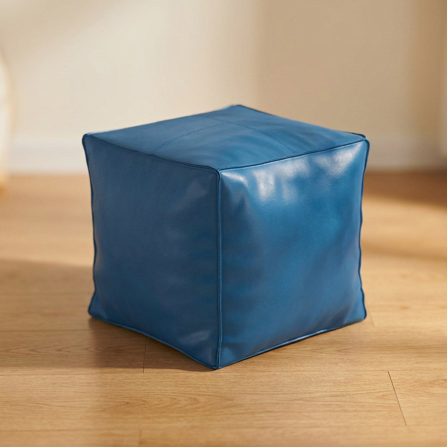 Pouf cube en cuir bleu vue de trois quarts