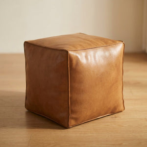 Pouf cube en cuir camel vue de trois quarts